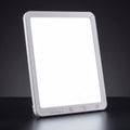 Lampe lumière du jour 10 000 lux allumée, panneau LED blanc à coins arrondis avec trois touches tactiles