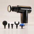 Mini pistolet de massage noir avec tête chauffante argentée montée et cinq embouts dont une tête fraîcheur bleue