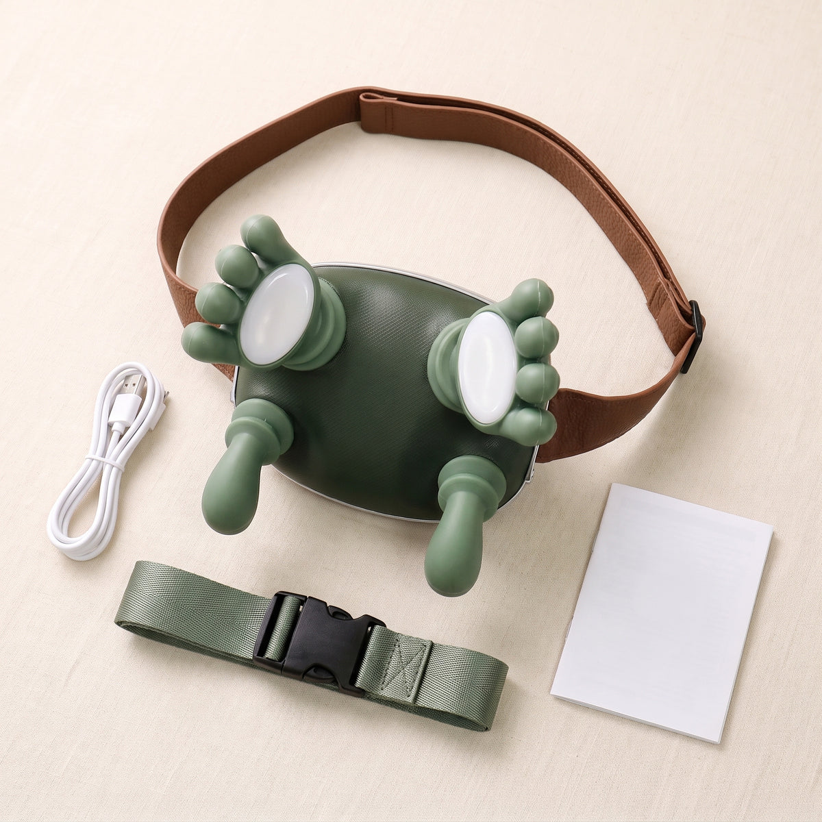 Contenu du colis du masseur cou et épaules : masseur et sangle marron, ceinture verte à boucle, câble USB, notice