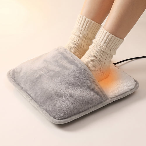 Chancelière chauffante en flanelle grise et peluche blanche, deux pieds en chaussettes glissés à l'intérieur