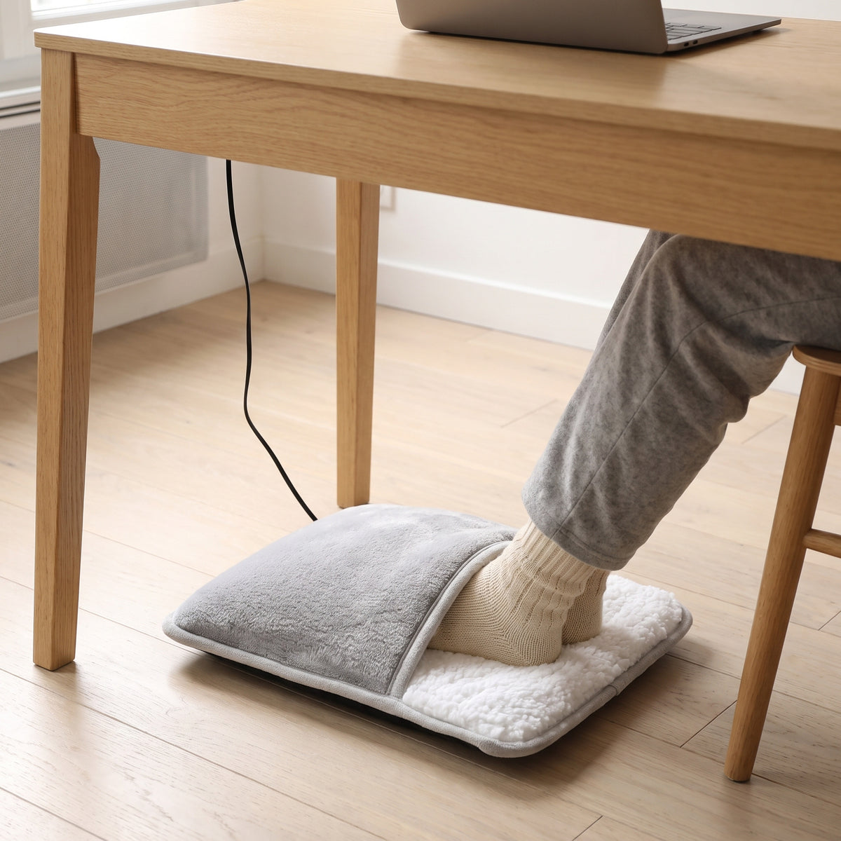 Au bureau, sous la table