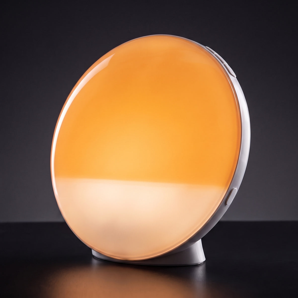 Réveil simulateur d'aube allumé en lumière chaude orangée, sur fond sombre