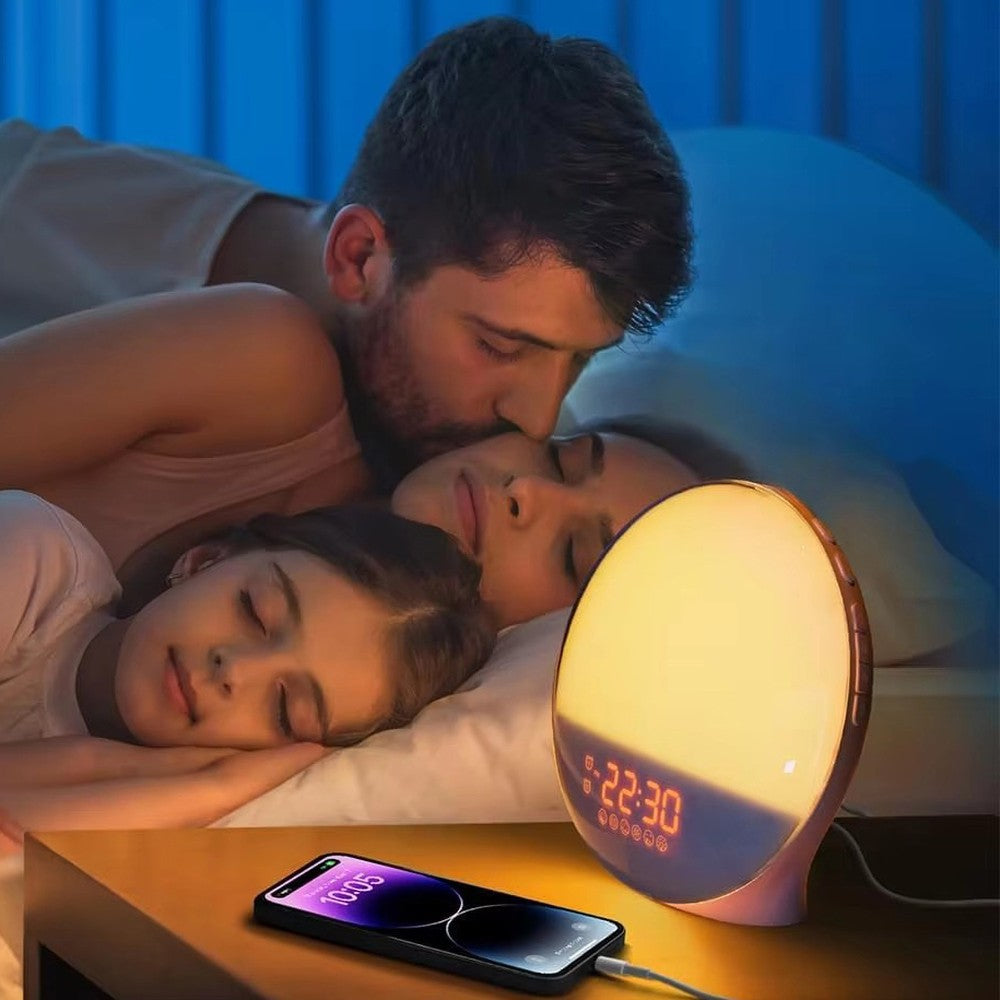 Réveil allumé en lumière tamisée sur une table de nuit, dans une chambre plongée dans le soir