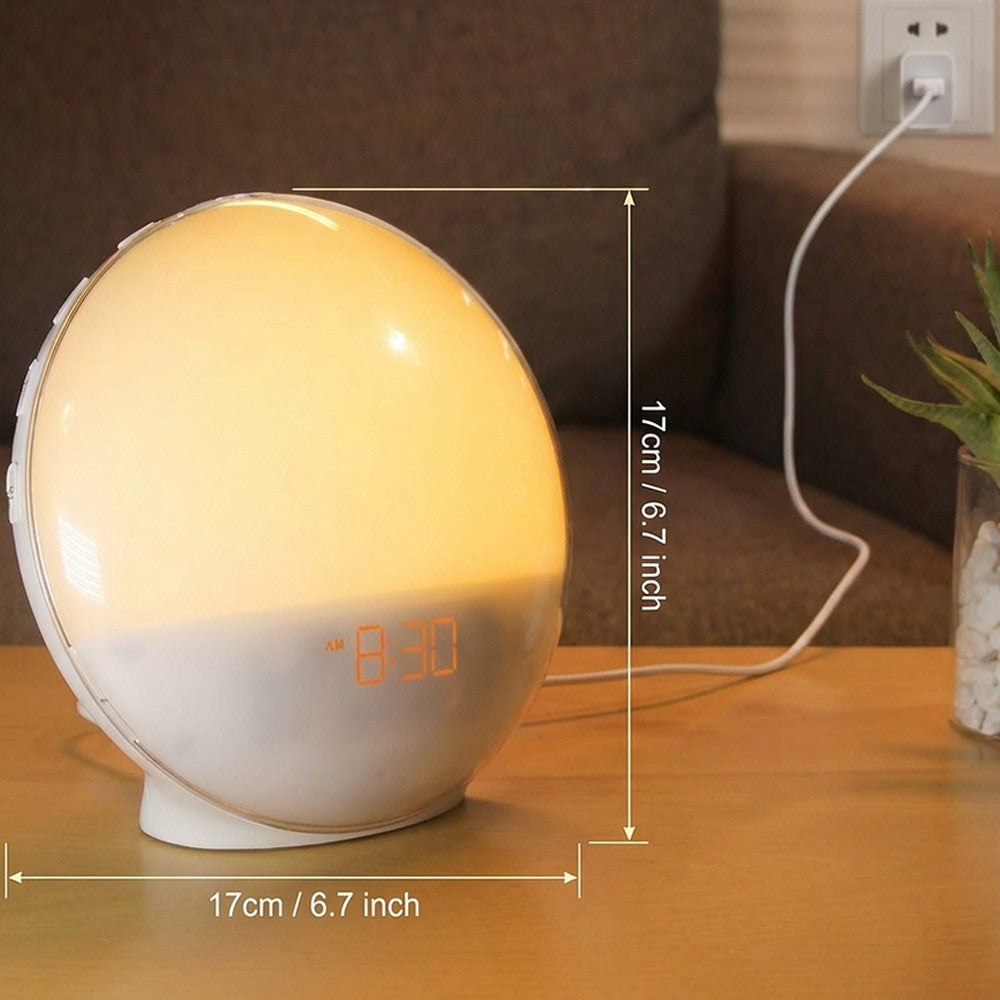 Réveil lumineux alimenté par câble USB, posé sur une table basse, 17 cm de haut et de large