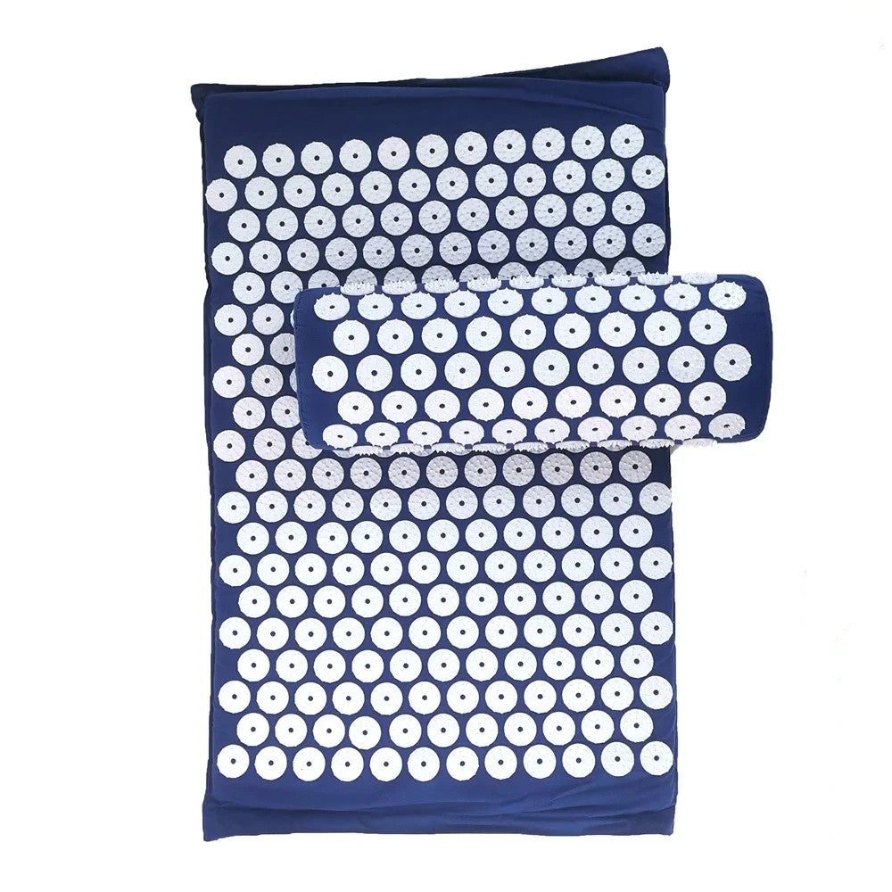 Coussin à picots posé en travers du tapis d'acupression bleu nuit, vue de dessus