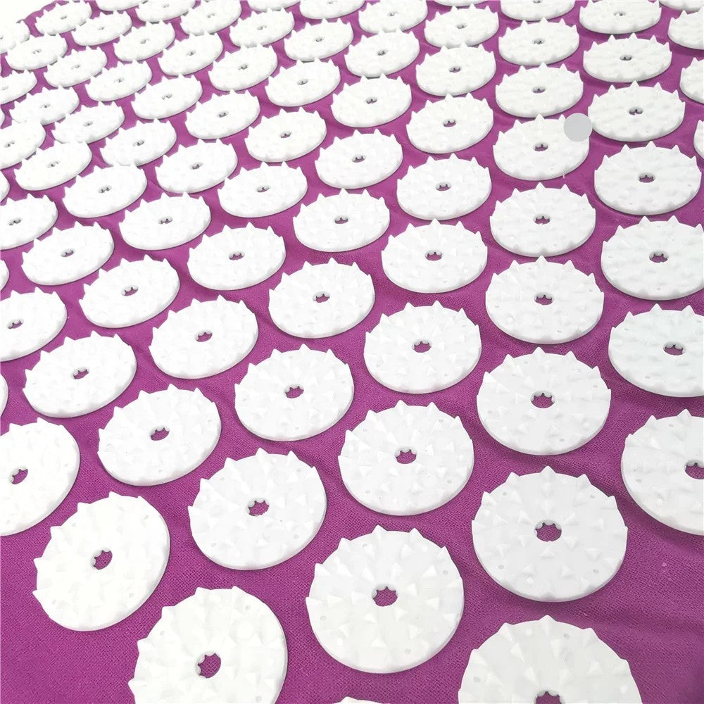 Gros plan des disques blancs à picots du tapis d'acupression